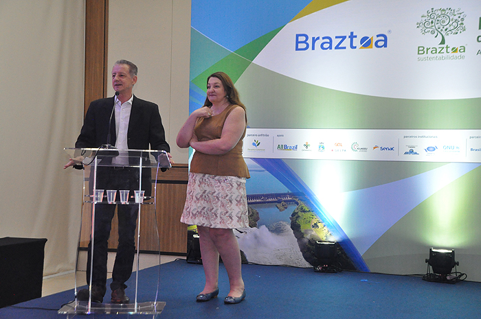 Iguassu CVB: Convenção Braztoa ajuda na divulgação do destino Altino Voltolini, do Iguassu CVB, e Magda Nassar, da Braztoa