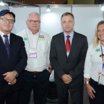 Vinicius Lummertz, presidente da Embratur, e Gean Loureiro, prefeito de Florianópolis, com Roy Taylor e Rosa Masgrau, do M&E