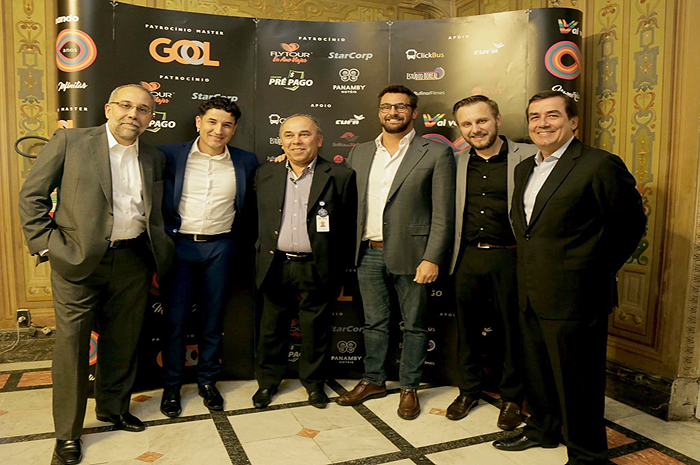 Vai Voando completa 8 anos com festa Diretoria da Vai Voando e da FlyTour