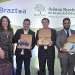 Magda Nassar, da Braztoa, Gilmar Piola, secretário de Turismo, Chico Brasileiro, prefeito de Foz, e Totá Parente, do MTur, receberam homenagem do evento