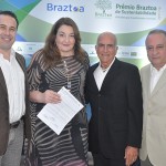 Magda Nassar, da Braztoa, com Luciano Menegueti, Michael Coleman, e Leopoldo Pedalini, de Ilhabela, próximo destino a receber o Prêmio Braztoa de Sustentabilidade