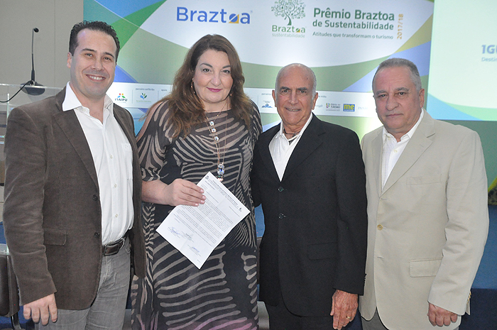Ilhabela receberá Prêmio Braztoa de Sustentabilidade em 2018 Magda Nassar, da Braztoa, com Luciano Menegueti, Michael Coleman, e Leopoldo Pedalini, de Ilhabela, próximo destino a receber o Prêmio Braztoa de Sustentabilidade