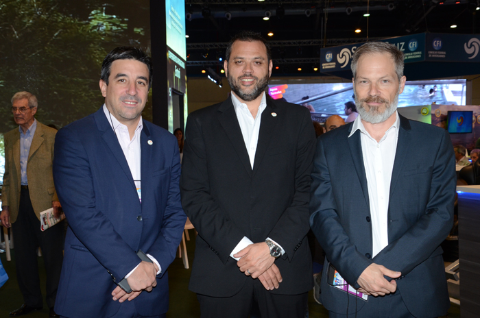 Bariloche trabalha para manter voos regulares da Azul para São Paulo 1 Marcos Barberis, chefe de Gabinete de Bariloche, Gaston Burlon, presidente da Emprotur, e Diego Piquin, diretor executivo da Emprotur