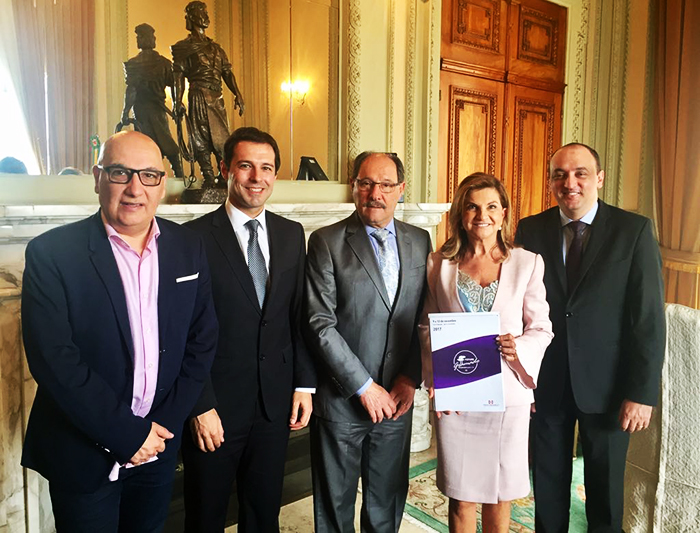Diretores do Festuris realizam visita de cortesia ao governador Ivo Sartori (RS) 1 Marta Rossi entrega o convite ao governador
