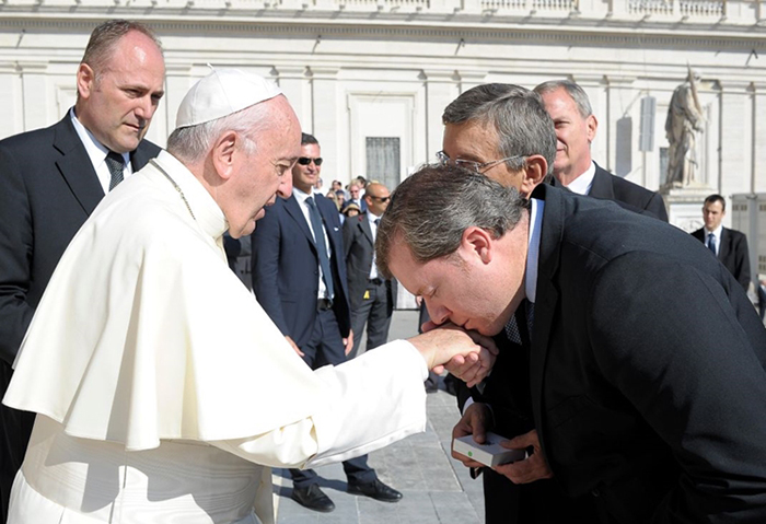 Marx Beltrão vai ao Vaticano em busca de apoio para rotas do turismo religioso 1 Marx Beltrão com o Papa Francisco