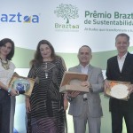 Natalia Pasini, da Improtur, Magda Nassar, da Braztoa, Jaime Nascimento, da Itaipu, e Altino Voltolini, do Recanto Cataratas, patrocinadores e apoiadores do evento em Foz
