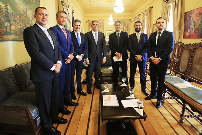 Gol anuncia novos voos nacionais e internacionais para Pernambuco 1 Paulo Kakinof com o governador e representantes do governo de Pernambuco
