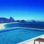 Piscina com borda infinita e vista para a praia de Copacabana