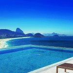 Piscina com borda infinita e vista para a praia de Copacabana Piscina com borda infinita e vista para a praia de Copacabana