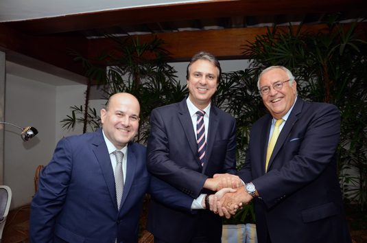Aeroporto de Fortaleza deve receber R$ 2 bilhões em investimentos 1 Roberto Claudio, prefeito de Fortaleza, Camilo Santana, governador do Ceará e Patrick Alexandre, da Air France-KLM