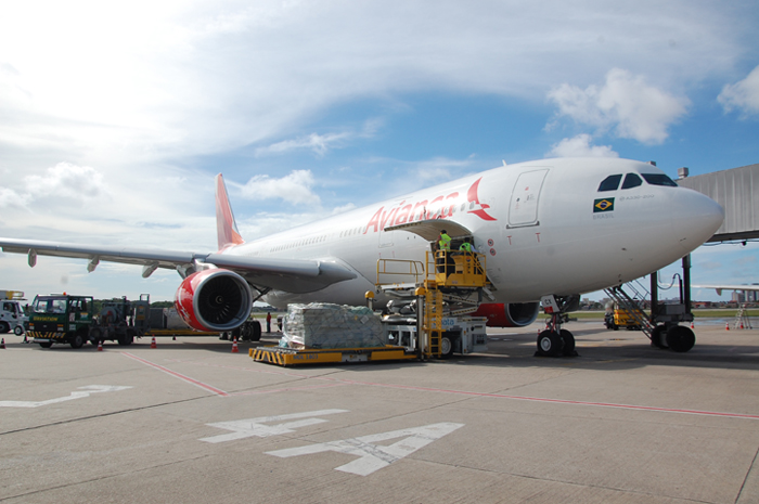 Bagagens: veja por onde passam as malas despachadas 6 Avião A330-200, da Avianca, utilizando os elevadores que erguem os contêineres para os porões