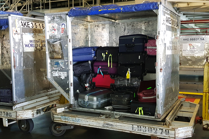 Bagagens: veja por onde passam as malas despachadas 5 Contêineres carregados com malas dos passageiros