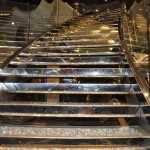 A famosa escada de Swarovski; cada degrau custa em torno de 5 mil euros