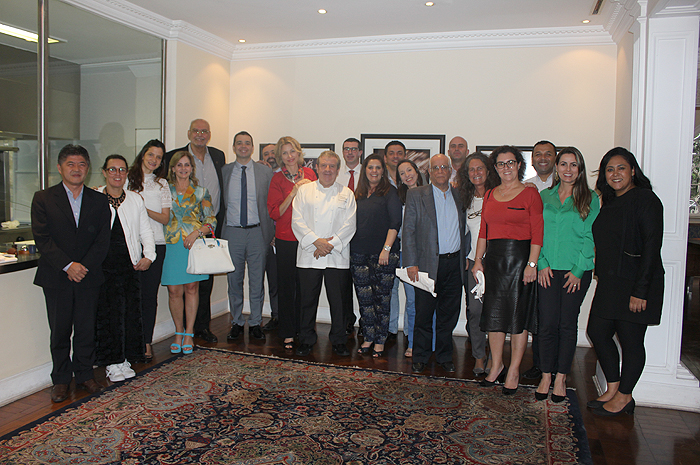 França investe em Mice; setor representa 25% do faturamento do turismo Caroline Putnoki com seus convidados no evento da Atou France