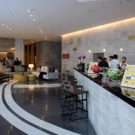 Lobby Bar e ao fundo o lobby e recepção do LSH Lifestyle Hotels