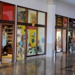 Lojas de roupas e souvernirs dominam o lobby do hotel