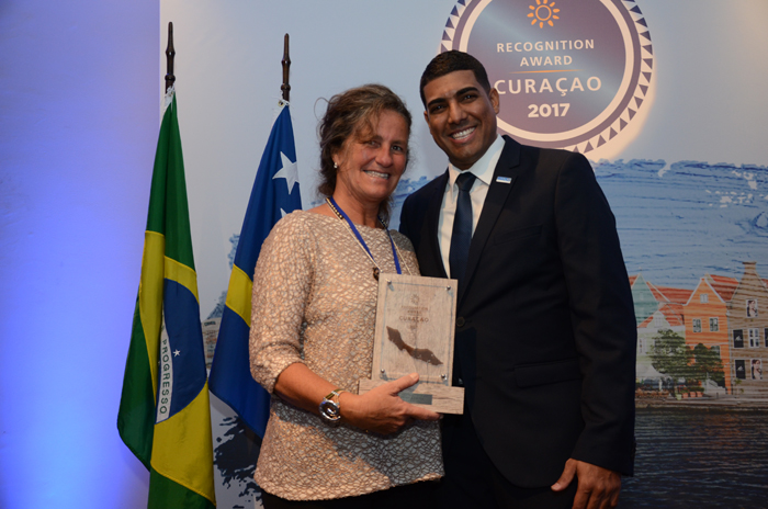 Curaçao premia parceiros do Brasil em São Paulo; veja fotos 1 Mari Masgrau, do M&E, recebeu o prêmio de veículo de comunicação parceiro das mãos de Muryad de Bruin, do turismo de Curaçao (Foto: Eric Ribeiro)