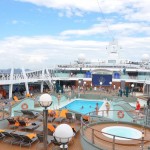 Turistas aproveitam dia de sol no Rio de Janeiro na piscina do navio