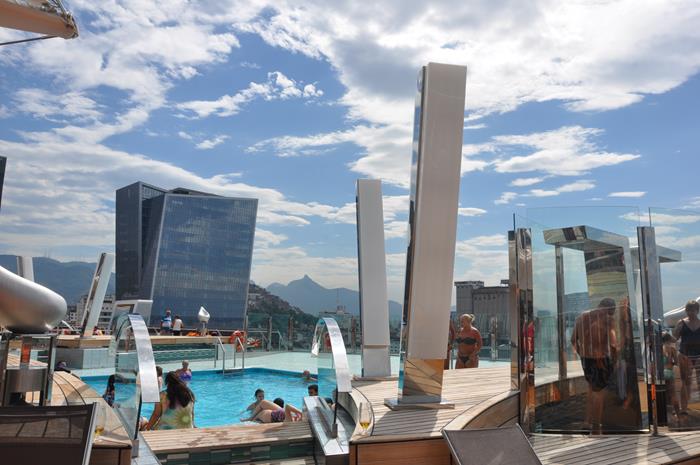 Umas das piscinas externas do MSC Preziosa É oficial: Balneário Camboriú entra na rota de embarque da MSC Cruzeiros; descubra os roteiros