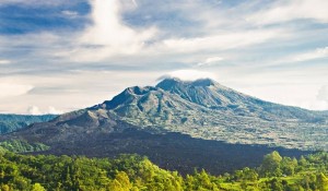 Erupção de vulcão em Bali, na Indonésia, interrompe voos