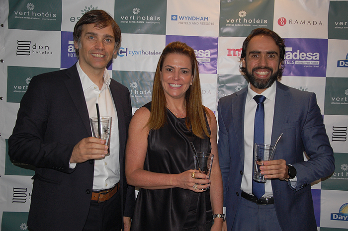 Vert Hotéis anuncia parceria com AADESA Hotels, da Argentina Arturo Navarro, da AADESA Hotel, Érica Drumond e Bruno Guimarãaes, da Vert Hotéis