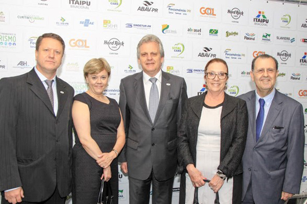 Salão Paranaense de Turismo 2018 confirma novos expositores 1 A diretoria da Abav-PR com Edmar Bull - foto Jeff Severino