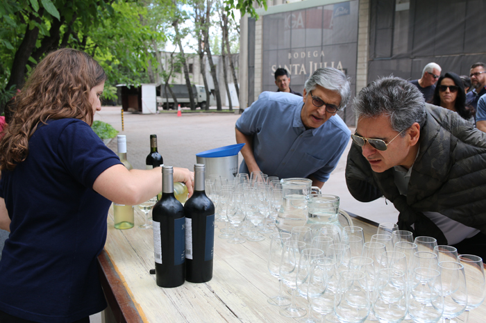 A hora que todos esperavam era degustar os vinhos da bodega A hora que todos esperavam era degustar os vinhos da bodega