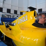 Alex Calabria experimenta o simulador do Formula 1