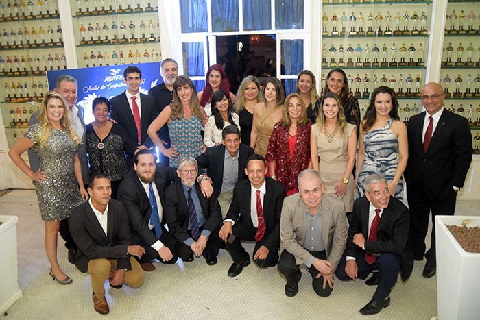 Abav-RJ reúne trade em festa com expectativa de dias melhores;veja fotos 2 Diretoria da Abav com representantes dos colaboradores - foto Divulgação