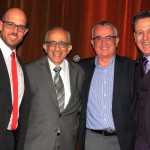 Frederico Pedreira, José Efromovich e Tarcísio Gargioni, da Avianca, com o apresentador Celso Zucatelli, mestre de cerimônia da noite