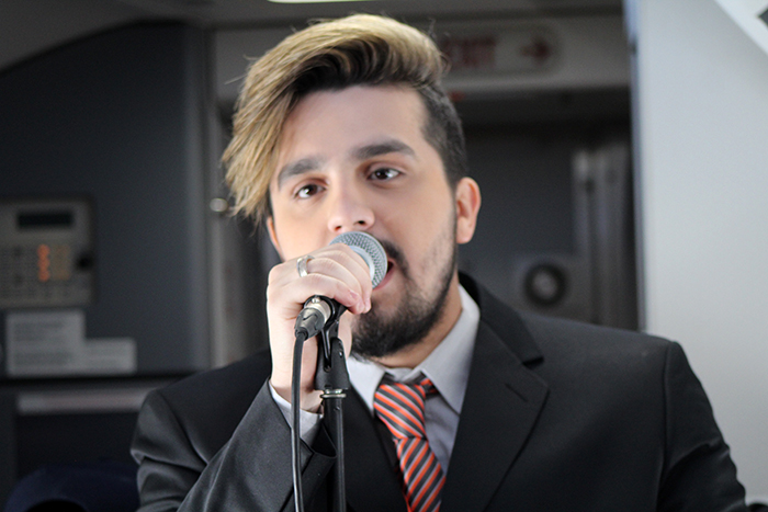 Veja fotos da ação da Gol em voo que marcou lançamento do clipe de Luan Santana 1 Luan Santana canta seus sucessps