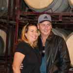 Luis Vabo posa com sua esposa para foto na vinícola