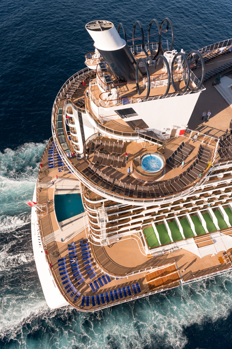 Com oferta menor e à espera de protocolos, temporada de cruzeiros segue indefinida 4 Navio conta com piscina no deck 7, passando a sensação de proximidade com o mar