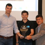 Marco Fernando, da B2B entrega homenagem para Scwartzmann e Tanabe da Abracorp pela parceria