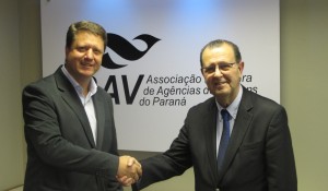 Antonio Azevedo e Pedro Kempes da Abav-PR são homenageados