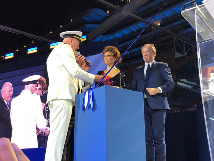 Confira como foi a inauguração do MSC Seaside em Miami 1 Pier Paolo Scala, capitão do MSC Seaside, Sophia Loren, madrinha da MSC, e Pierfrancesco Vago, presidente-executivo da MSC, no corte da fita.