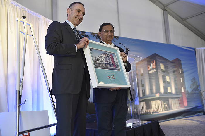 IHG inaugura hotel avid em Oklahoma City Elie Maalouf e Champ Patel
