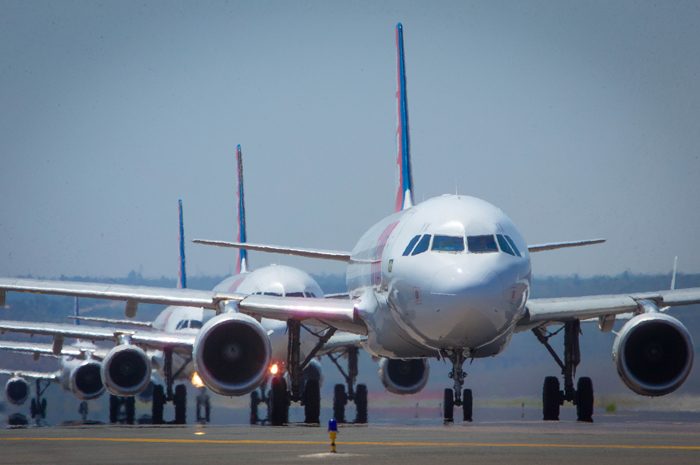 BRASIL - BRASILIA -BSB - 24/09/2015 - EC - AVIACAO COMERCIAL: CEUS FECHADOS: Avioes fazem o sequenciamento antes da decolagem no aeroporto internacional de Brasilia. O governo brasileiro vem retardando a ratificacao de acordos internacionais que aumentariam a concorrencia no setor aereo brasileiro e poderiam reduzir tarifas de passagens para os turistas que vao ao exterior. Em outubro, vence o periodo previsto de quatro anos para que o Brasil ratificasse o acordo celebrado em 2011 com os EUA chamado de Open Skies. FOTO ANDRE COELHO / Agencia O Globo