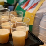 Bebidas típicas como suco de cajú e guaraná são servidos no estande