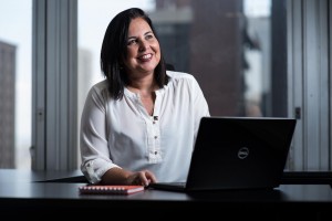  Claudia Brito, diretora comercial da APRIL Brasil anuncia a parceria com o festival. 