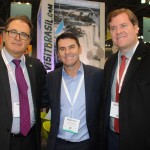 Claudio Dasilva, do M&E, entre Vinicius Lummertz, presidente da Embratur, e Marx Beltrão, Ministro do Turismo