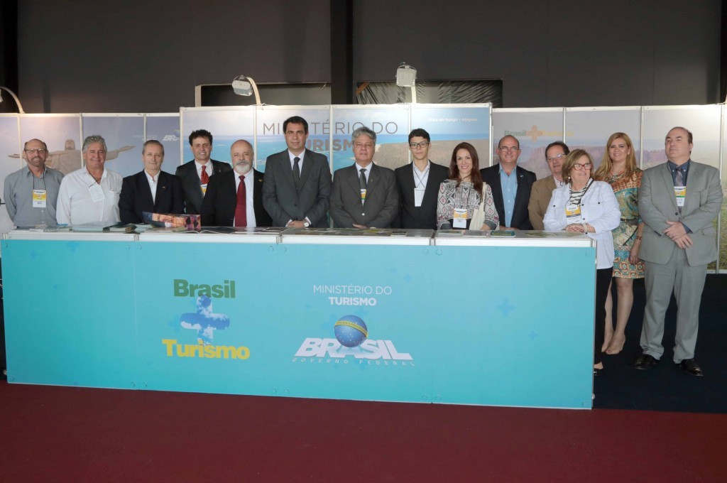 Evandro Oliveira, presidente da Avirrp, com autoridades na edição de 2017 do evento