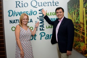 Flavia Possani e Flavio Monteiro, gerente de Marketing e diretor de Marketing e Vendas do Grupo Rio Quente Resorts