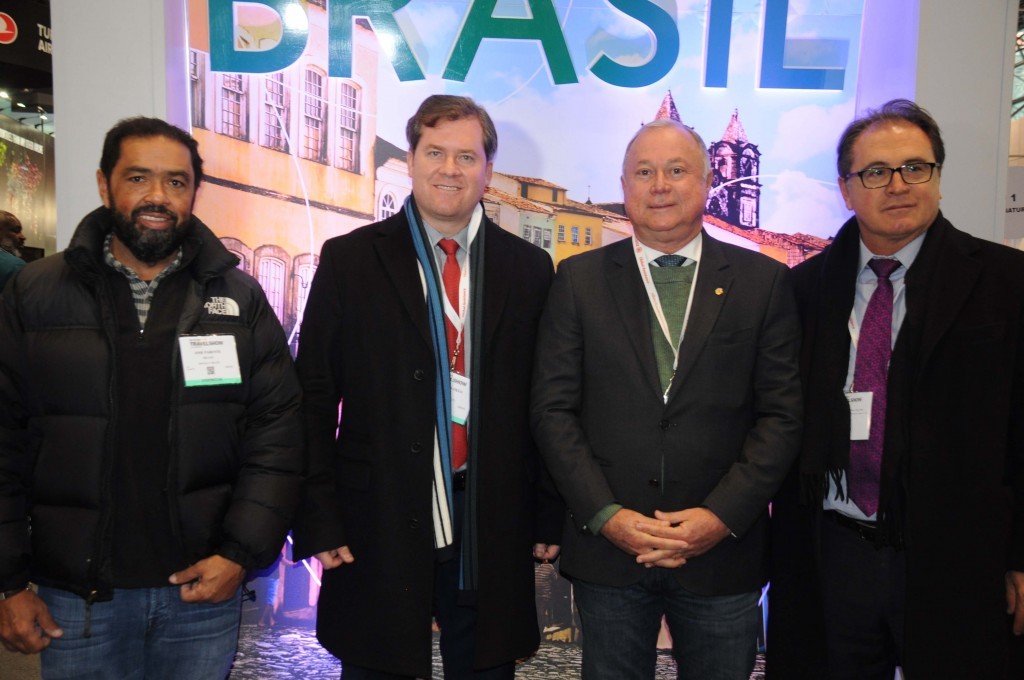 José Antonio e Marx Beltrão, do MTur, Paulo Azi, presidente da Comissão de Turismo da Câmara, e Vinicius Lummertz, presidente da Embratur