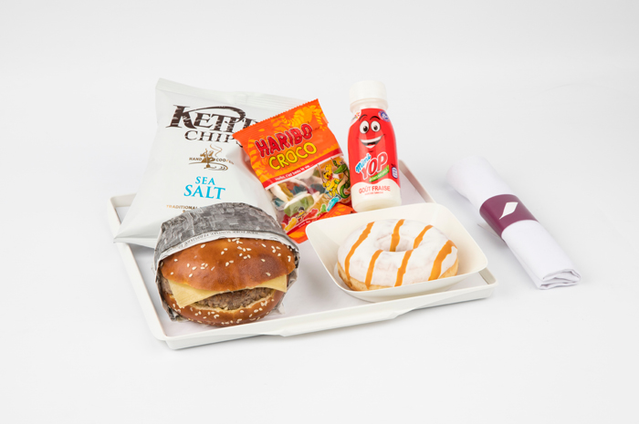 Novo menu vem com hambúrguer e donut de caramelo e estará disponível nos voos de longa distância a partir de abril de 2018