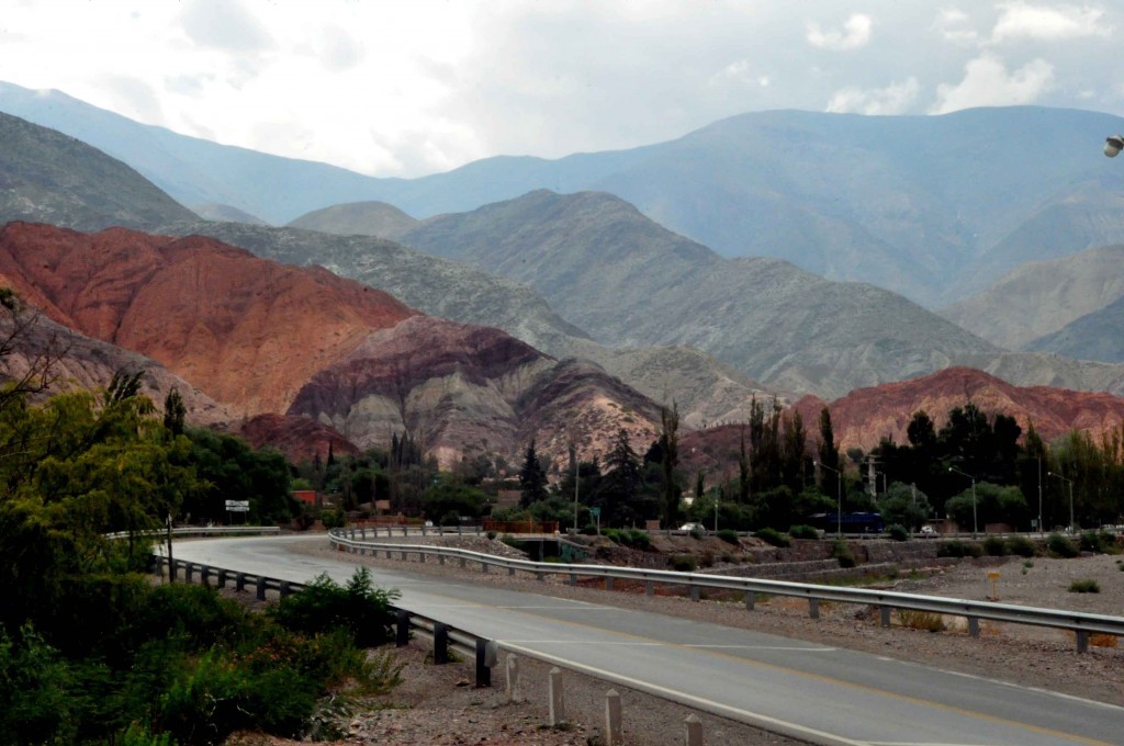 Jujuy, na Argentina, ganha voo direto de São Paulo e quer atrair brasileiros para o norte do país 3 Paisagem com as montanhas multicoloridas chamam a atanção dos visitantes