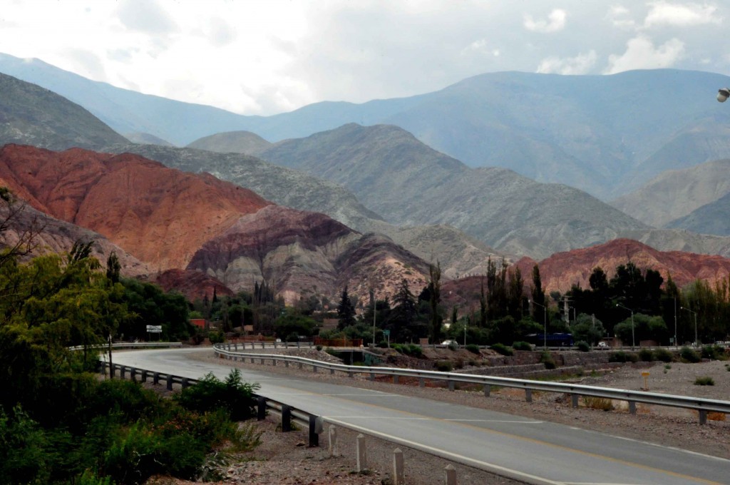 Paisagem com as montanhas multicoloridas chamam a atanção dos visitantes