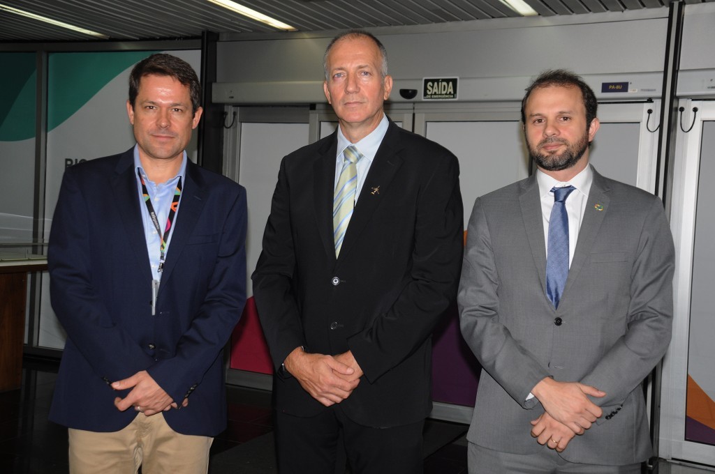 Patrick Fehring, do RIOgaleão, Rómulo Campos, da Amaszonas, e Felipe Schmidt, da Embaixada do Brasil no Paraguai