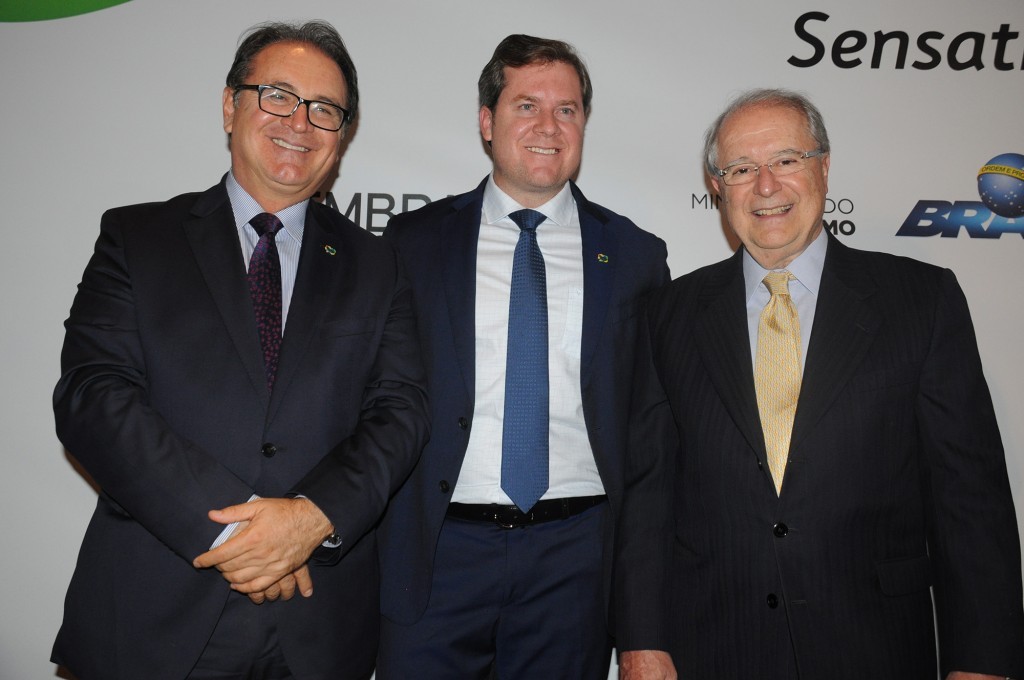 Brasil lança visto eletrônico para EUA em evento especial em NY; veja fotos 1 Vinicius Lummertz, presidente da Embratur, Marx Beltrão, Ministro do Turismo, e Sergio Amaral, embaixador do Brasil nos EUA
