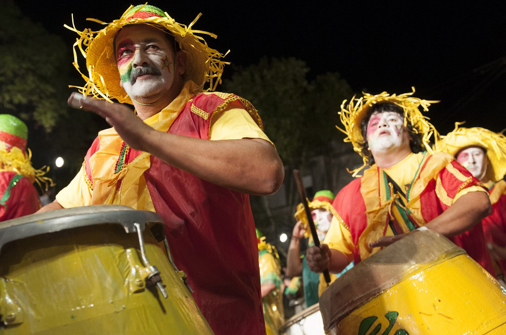 Uruguai celebra carnaval de janeiro a março Bateria conta com 2500 integrantes